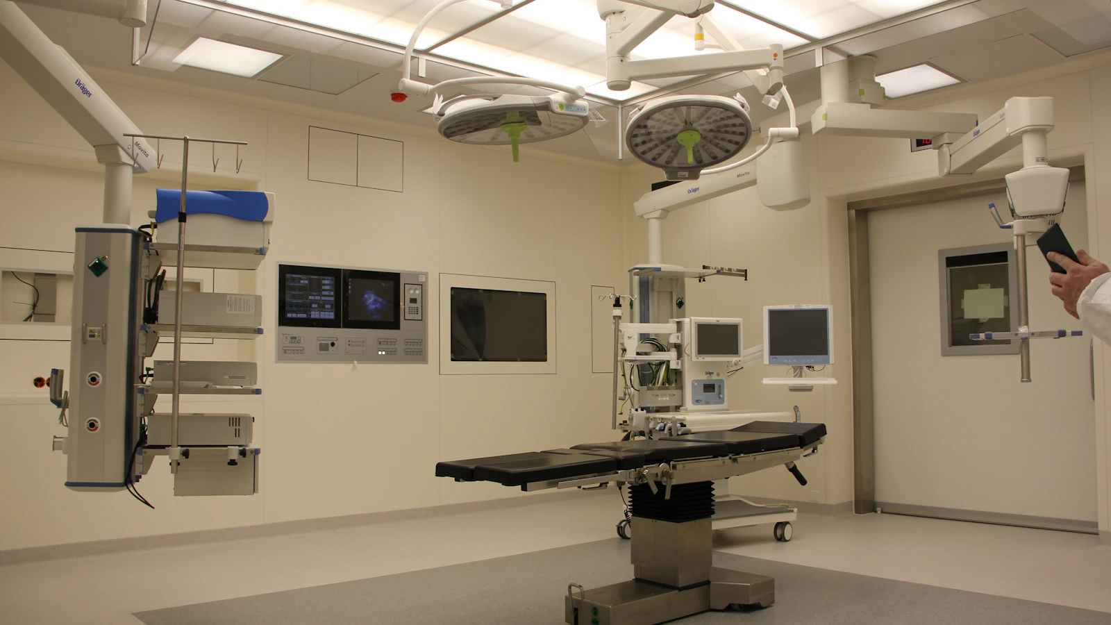 Quirófano con mesa quirúrgica y equipamiento sanitario.