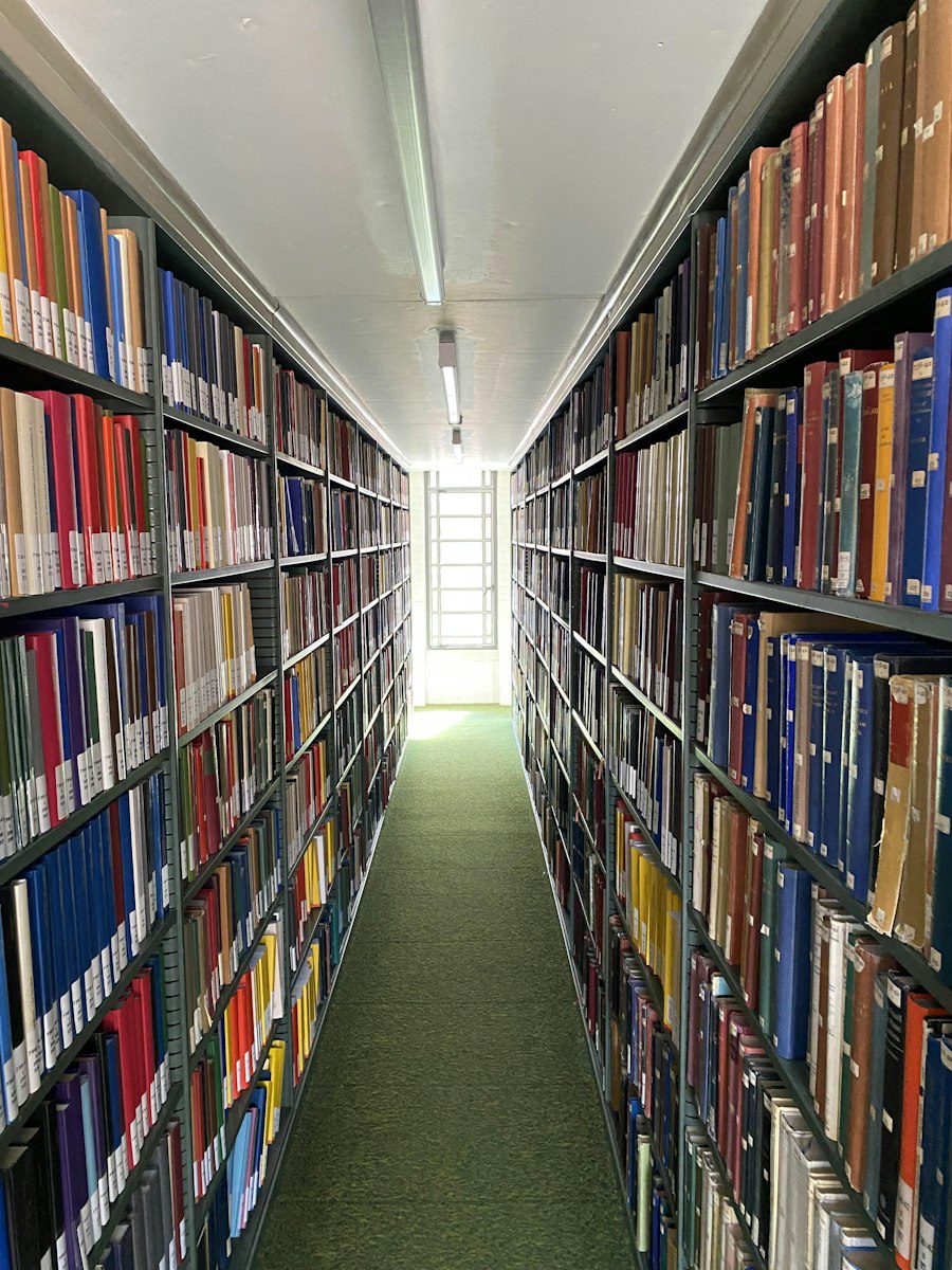 Estanterías con libros en una biblioteca.